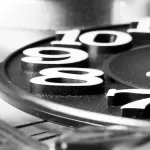 Orologi da parete moderni: tendenze per un’atmosfera ospitale