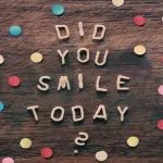 Yoga della risata: benefici ed esercizi