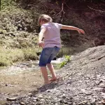 Camminare a piedi nudi sulla Terra: il grounding il contatto che ricarica di energie