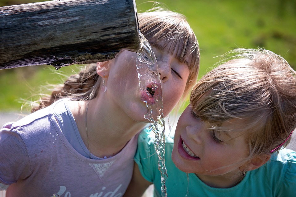 Quale e quanta acqua devono bere i bambini?