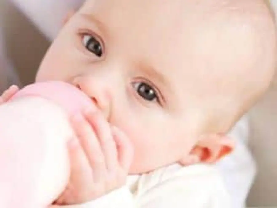 Alimentazione neonati: quando e quanto devono mangiare