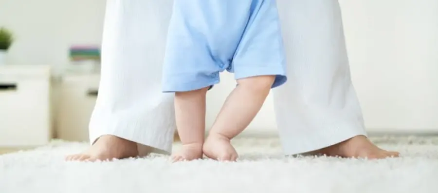 Primi passi: come aiutare i bambini a camminare