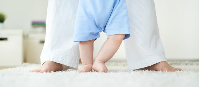 Primi passi: come aiutare i bambini a camminare