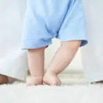 Primi passi: come aiutare i bambini a camminare