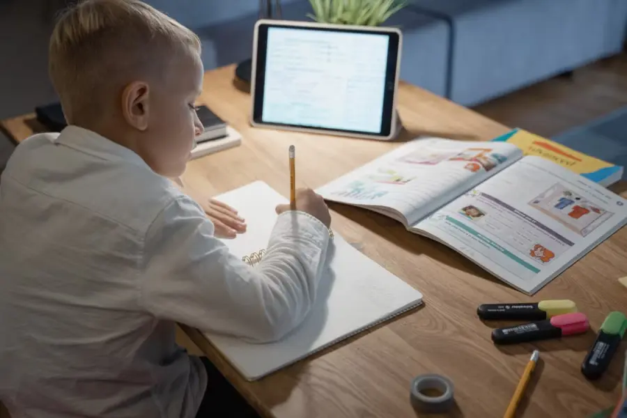 Tablet, compiti e occhi stanchi: come educare i bambini a un rapporto più sano con la vista