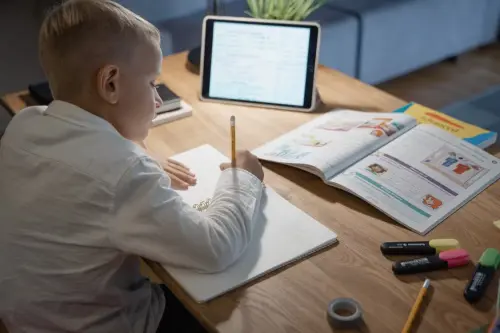 Tablet, compiti e occhi stanchi: come educare i bambini a un rapporto più sano con la vista