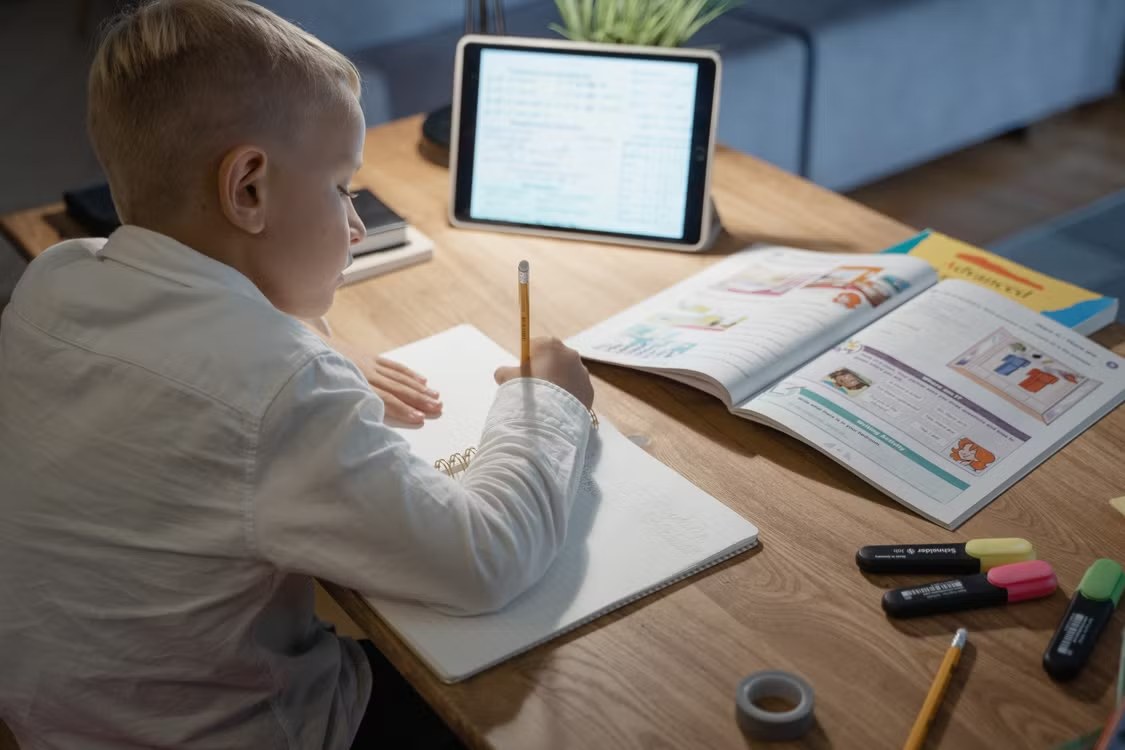 Tablet, compiti e occhi stanchi: come educare i bambini a un rapporto più sano con la vista