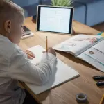 Tablet, compiti e occhi stanchi: come educare i bambini a un rapporto più sano con la vista