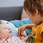 Gelosia del fratello maggiore vero il neonato: come prepararsi