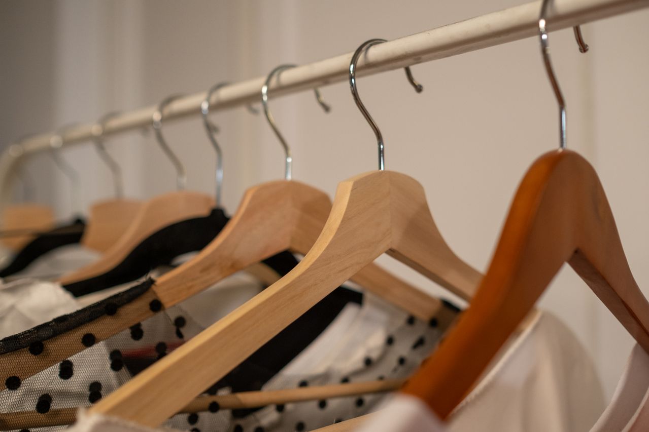 Meno fast fashion, più capi duraturi: il cambio di abitudini nel guardaroba familiare