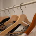 Meno fast fashion, più capi duraturi: il cambio di abitudini nel guardaroba familiare