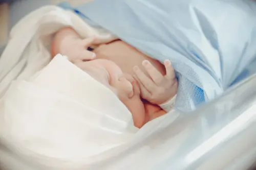 Coliche neonato: tecniche naturali per calmare il pianto
