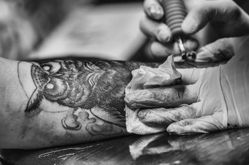 3 consigli fondamentali per tatuaggi senza rischi segui le indicazioni del tatuatore